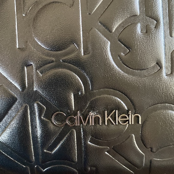 CALVIN KLEIN🖤CLASSIC BLACK🖤LOGO EMBOSSED MEDIUM HOBO SHOULDER BAG 🌟LIKE NEW🌟 - Picture 3 of 16